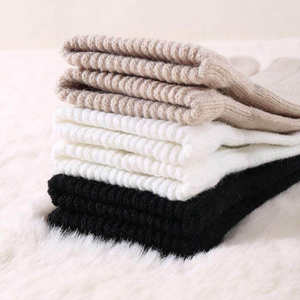 Gants d'hiver en tricot modernes avec chaleur thermique, poignets côtelés durables, doublure douce et confortable et design élégant pour les vêtements de mode - Product Image 4