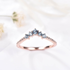 Bague de fiançailles empilable en or jaune massif 14 carats avec diamant blanc et topaze bleue bague de mariage de forme incurvée fine - Product Image 2