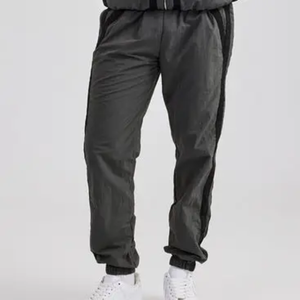 2025 nuevo estilo superventas patrón sólido chándales cortavientos de talla grande invierno venta al por mayor conjunto cortavientos - Product Image 4