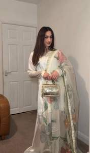 Designer de style traditionnel Satin de soie pour femmes Indian Wear Swarovski Work Dupatta & Kurti by Maruti Fashion - Product Image 3