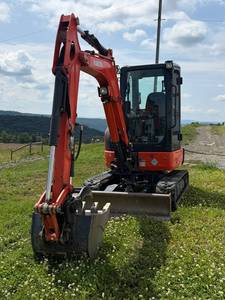 Mini-excavatrice sur chenilles Kubota KX033-4 d'occasion en parfait état, 3,5 tonnes, excavatrice hydraulique compacte pour la construction agricole - Product Image 3