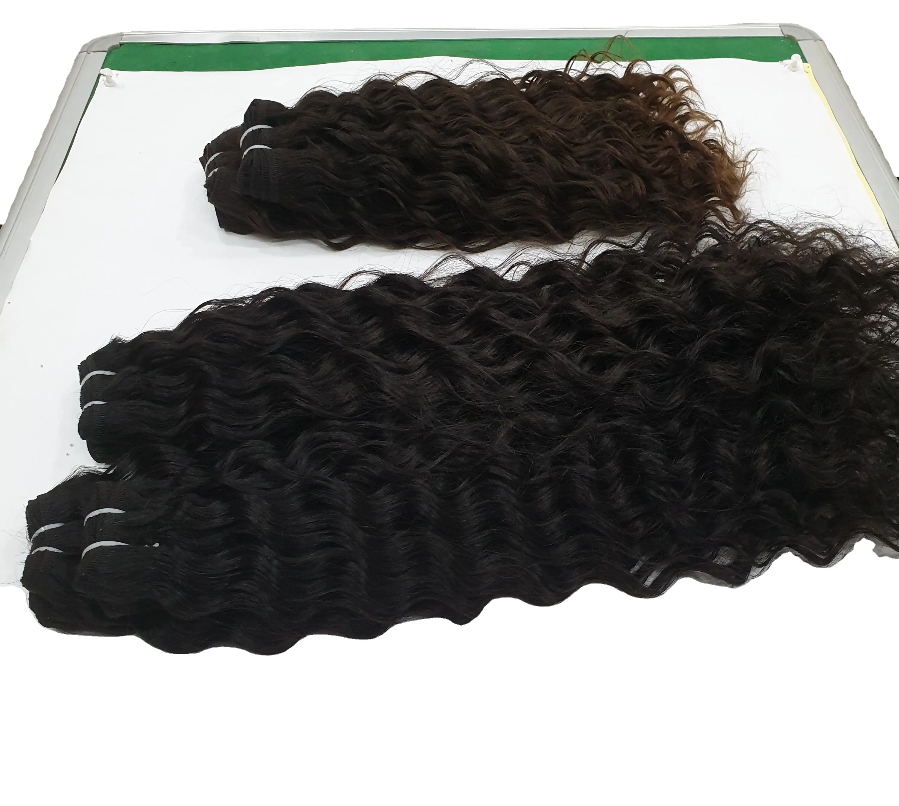 Индийские волнистые пряди волос