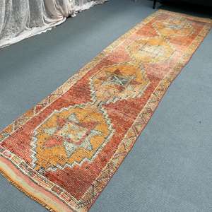 Alfombra Vintage de 2.8x12 pies, Alfombra Turca Roja con Diseño de Puntos - Product Image 4