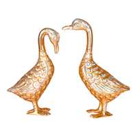Sculpture élégante de couple de cygnes s'embrassant, fabriquée à la main, avec une revêtement rose vibrant et des accents miroir argentés détaillés, décoration de luxe