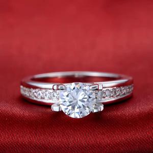 Anillo de diamante redondo de Plata de Ley 925 clásico de suministro directo de fábrica para propuesta de regalo o aniversario disponible para precio de exportación - Product Image 1