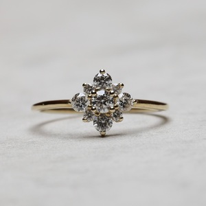 Anillo de compromiso de flor de racimo de moissanita de corte redondo de 5mm en oro | Joyería de promesa nupcial delicada - Product Image 1