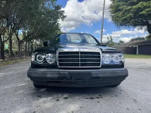 Classique vintage pour Mercedes 300CE Cabriolet de 1993, bien entretenue, 88 700 miles d'origine - Product Image 2