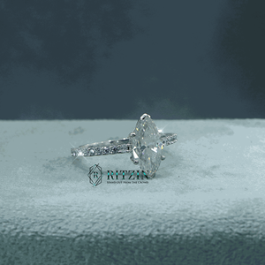 Anillo de compromiso/aniversario solitario de moissanita de 1.80 ct con corte marquesa y redondo, engaste de puntas, plata de ley 925 para mujer Ritzin - Product Image 3
