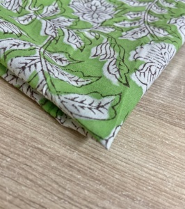Tela de Algodón Estampada a Mano con Diseño Floral Indio Vintage, Estilo Botánico Indo-Europeo - Product Image 3