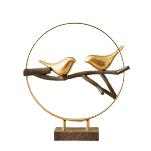Escultura de metal de pájaro dorado en rama con base de madera para sala de estar y dormitorio decoración del hogar pieza de acento de mesa - Product Image 1