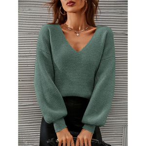 Suéter Casual para Mujer, Color Verde Militar, Hombros Descubiertos, Cuello en V, Manga Farol - Product Image 4