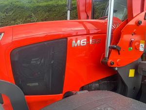 Tracteur à roues Kubota M6-132 Kubota M7-132 DELUXE 4WD 128 CV, moteur neuf, utilisation agricole, 130 heures d'utilisation - Product Image 4