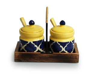 Ensemble de pots de cornichon et de chutney en céramique marocaine peinte à la main avec cuillères et support en bois Ensemble de 2 pots à condiments en céramique non hermétiques - Product Image 1