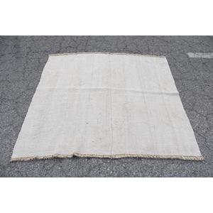 Alfombra Turca Vintage de 5.2x5.1 pies, Alfombra de Lana Blanca Sólida - Product Image 1