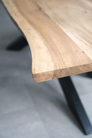 Table basse moderne avec plateau en bois massif et bords naturels-Mikado
