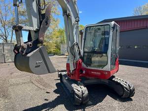รถขุดขนาดเล็กแบบตีนตะขาบ สภาพดี ปี 2019 ยี่ห้อ Takeuchi รุ่น TB260 พร้อมบุ้งกี๋ขนาด 0.12 ลบ.ม. สำหรับงานก่อสร้าง ฟาร์ม และจัดสวน - Product Image 4