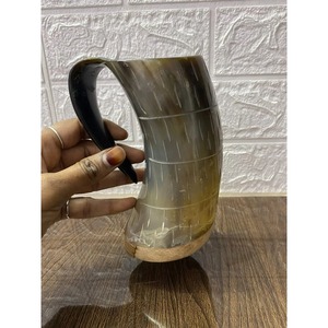 Tasse en corne faite à la main Tasse à boire en matériau naturel unique avec base en bois pour bar à la maison ou à l'extérieur disponible au meilleur prix - Product Image 4