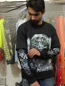 เสื้อยืดแขนยาวพิมพ์ลายกราฟิกแนววินเทจสำหรับผู้ชายเสื้อแนวสตรีททุกคนแบบปรับแต่งได้สำหรับผู้ชาย - Product Image 2