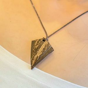 Colgante de concha de coco decorativo étnico hecho a mano, joyería natural, collar inspirado en la playa originario de Indonesia - Product Image 5