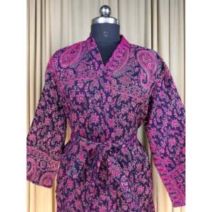 Cardigan pour femme en mélange de laine de yak, doux et chaud, motif Paisley violet, style loungewear, avec poches originales pour le spa - Product Image 2
