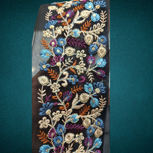 Tela de encaje bordado floral colorido vibrante y detallado con patrones intrincados, perfecto para la moda de alta gama - Product Image 1