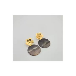 Boucles d'oreilles classiques en corne de buffle avec perles papillon pour femmes, accessoires de mode pour les fêtes par Crescent Crafts - Product Image 2