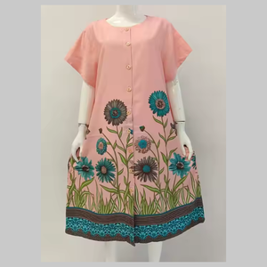 Vestido corto informal y elegante para mujer, con mangas cortas y opciones de botones completos, en material de rayón. - Product Image 1