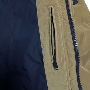 เสื้อแจ็คเก็ตพัฟเฟอร์แบบมีฮู้ดสำหรับผู้ชาย ผ้าโพลีเอสเตอร์ 100% สำหรับฤดูหนาว  พร้อมโลโก้สั่งทำพิเศษ  เสื้อโค้ทบุใยอุ่นสำหรับกิจกรรมกลางแจ้ง สีดำ ไซส์ใหญ่พิเศษ - Product Image 6