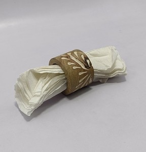 Porte-serviettes en résine et en métal, fabricant indien, rond de serviette fait à la main en bois d'acacia. - Product Image 4