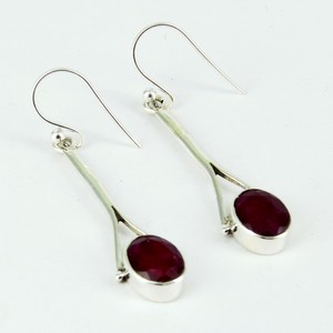 Magnifiques boucles d'oreilles Huggie en argent sterling avec rubis teintes taille ovale, style Bohème, pour femmes chrétiennes et unisexe - Product Image 1