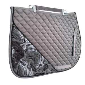 Tapis de selle anglais personnalisé, respirant et absorbant les chocs, de style traditionnel, pour l'équitation. - Product Image 1