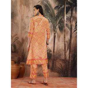 ชุดคุร์ตะผ้าชีฟองพิมพ์ลายดอกไม้สีเหลืองสำหรับผู้หญิง พร้อมปกผูกโบว์และกางเกงปาลาซโซ่สามส่วน สำหรับฤดูใบไม้ผลิ/ฤดูร้อน - Product Image 4