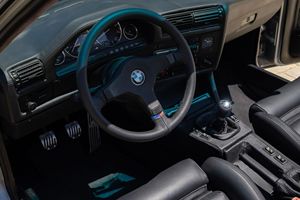 BMW 325i Cabriolet de 1988 en excellent état, avec échange de moteur S52, modifications importantes de style M3, moteur E36 M3 et boîte manuelle à 5 vitesses. - Product Image 4