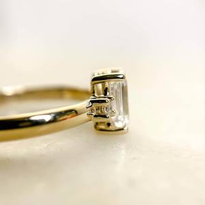 Anillo de compromiso de diamante moissanita de corte esmeralda de 5x7mm | Piedras laterales | Boda nupcial minimalista chapada en oro de 18 quilates de plata esterlina - Product Image 3