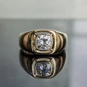 1,50 Ct Cushion Cut Lab Grown 18K Oro amarillo Diamante Anillo de compromiso Bisel Set Solitaire Nupcial Wedding Band Hombres IGI certificado - Product Image 1