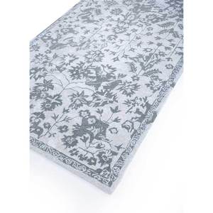 พรมทอมือลายดอกไม้สีเทาและสีดำ ทำจากขนสัตว์และใยวิสโคส รูปทรงสี่เหลี่ยมผืนผ้า สำหรับตกแต่งบ้านและทางเดิน รุ่น TRA-13543 - Product Image 2