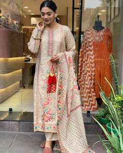 Elegante aspecto floral bordado Beige Salwar Kameez con Dupatta para boda y fiesta traje paquistaní - Product Image 2