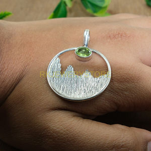 จี้เงินแท้ 925 ประดับพลอยเพอริดอท ดีไซน์ภูเขาทรงกลม ทำด้วยมือ |   เครื่องประดับเพอริดอทสีเขียวธรรมชาติ - Product Image 4