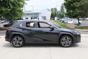 Lexus UX 200 SUV 2022 USADO, Negro, Tracción Delantera, con Volante a la Derecha/Izquierda, Asientos de Cuero, Importación Europea de Primera Calidad, Vehículo Usado en Venta - Product Image 3