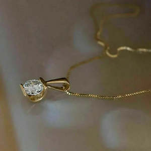Colgante Solitario de Diamante de Corte Redondo de 1.5 Quilates, Calidad AAA+, Acabado en Oro Amarillo de 14K, Cadena Gratis, Cus-Jew58 - Product Image 3