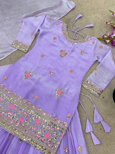 Elegante Kurti bordado de lavanda con Sharara Acampanado y Dupatta Conjunto de Ropa Étnica festiva para mujer Look de diseñador con Salwar - Product Image 4