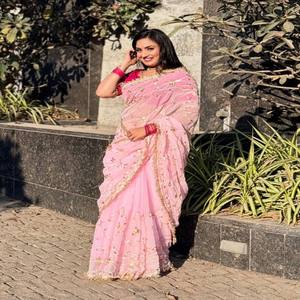 Sari VASTRA COTTAGE de Georgette Suave con Bordado Intenso y Borde de Encaje con Lentejuelas, Blusa con Bordado a Mano en Contraste, Sari para Fiesta - Product Image 2