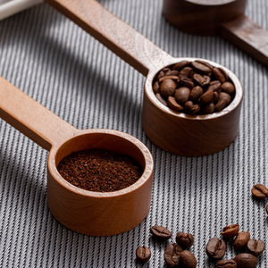 Cuchara de café de madera natural para granos de café con mango ergonómico para un uso fácil - Product Image 3