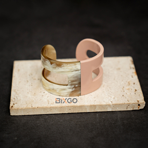 BIXGO artisanat personnalisé manchettes en corne de buffle naturelle nouveauté découpe conception Bracelet de mode à la mode-cadeau unisexe rose clair - Product Image 1