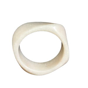 Sofisticato Bracciale in Resina Effetto Marmo Bianco Nuvola con Forma Scultorea Asimmetrica – Gioielli Minimalisti Contemporanei per Donne - Product Image 2