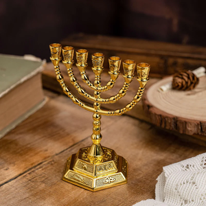 Exquisita menorah con temática de pájaros y árboles, una pieza altamente decorativa y única para Hanukkah, a precios de mayorista. - Product Image 2