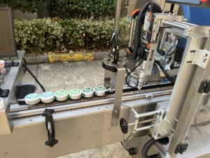 Etiquetadora automática de sellos fiscales de posicionamiento para latas y botellas pequeñas - Product Image 5