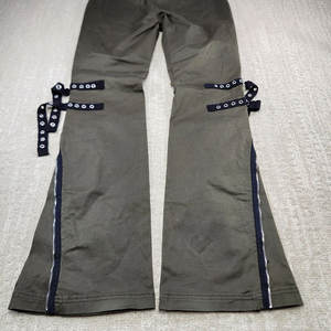 Pantalon gothique vert olive pour femme, jambe évasée, sergé, avec œillets et accessoires métalliques, style grunge - Product Image 6