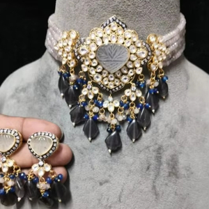 Ensemble de collier et de boucles d'oreilles en or plaqué Polki Kundan à la mode, bijoux en laiton élégants pour les mariages, les anniversaires, les fêtes et les célébrations - Product Image 2