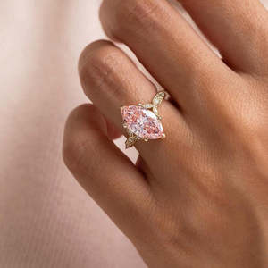 แหวนหมั้นเพชรทรงมาร์คีส์สีชมพูวินเทจ 3.10 กะรัต ได้รับการรับรองจาก IGI - Product Image 4